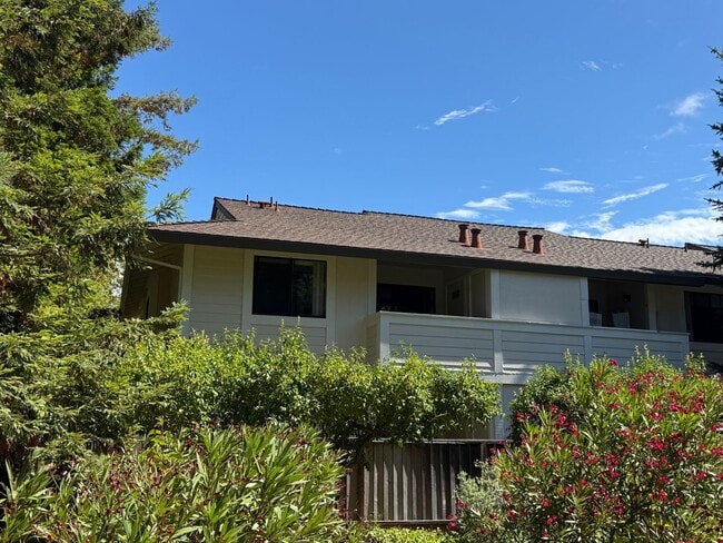 Building Photo - UPPER END UNIT TWO BED / TWO BATH CONDO IN MEADOW OAKS