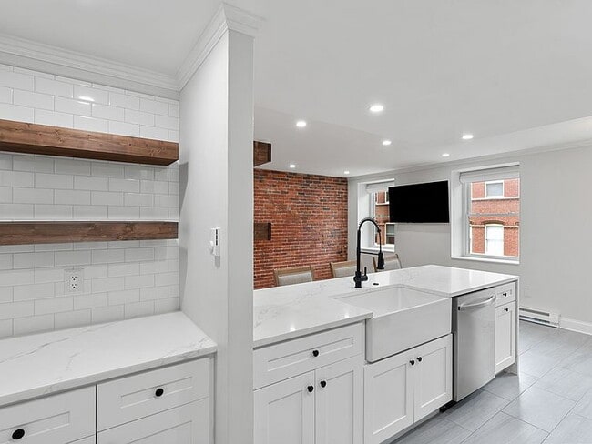 Building Photo - "Charming 2-Bedroom Retreat in the Heart of Boston's Vibrant North End"