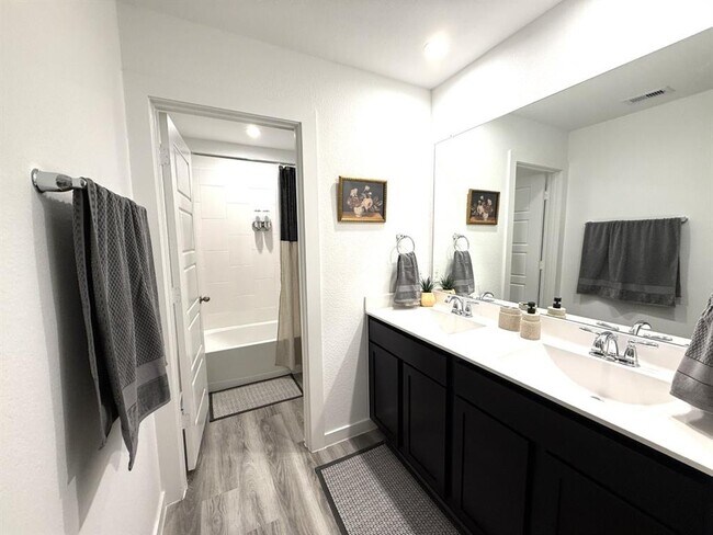Building Photo - 3235 Creston Gate Dr