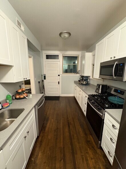 Building Photo - 4211 N Oakley Ave