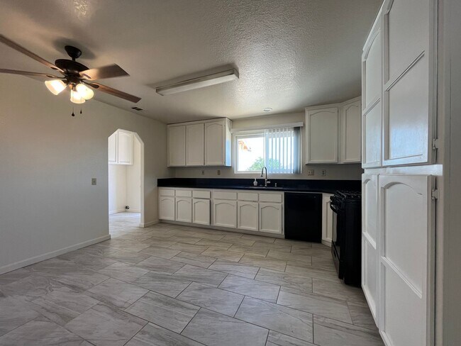 Building Photo - 3 Bedroom 2 Bath home in Hesperia Availabl...