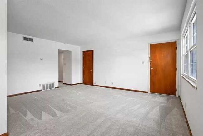 Building Photo - RENT REDUCED - 2 Bedroom (with bonus craft room/ office) Condominium in Coralville.