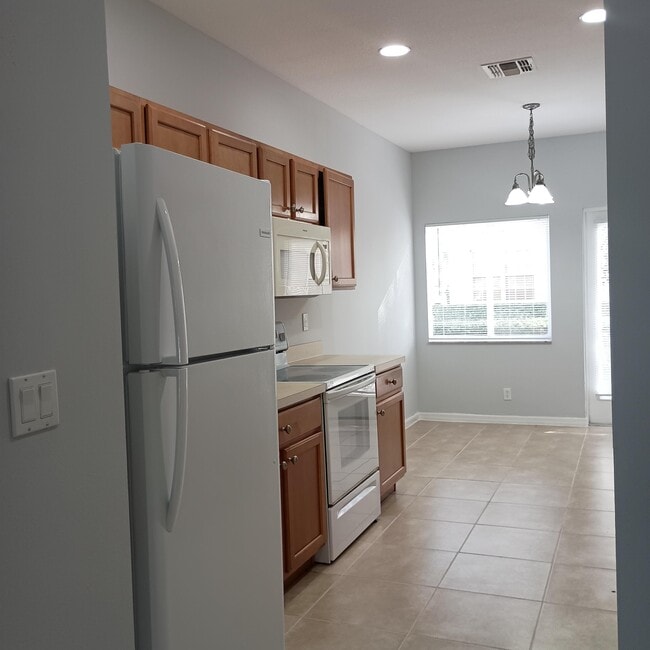 Building Photo - 2410 SE Santos Dr