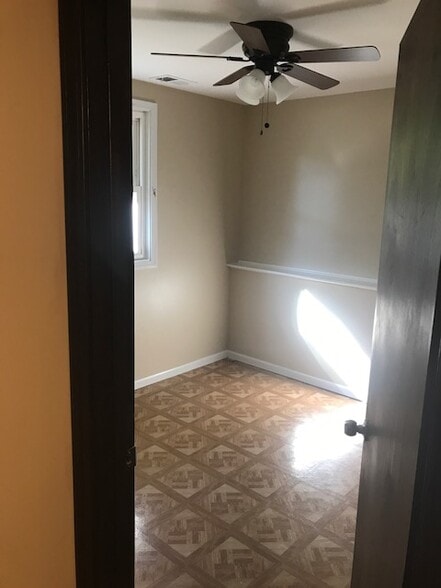 Downstairs Bedroom #1. Has a good sized closet and book shelf. - 512 Carlyle Ln