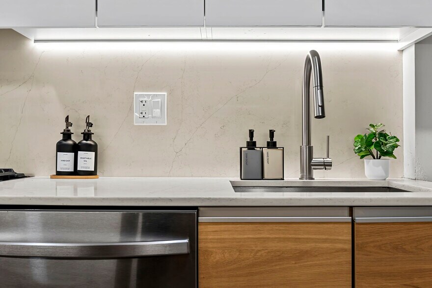 Building Photo - 1566 Beacon St