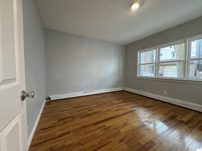 Building Photo - 12 Meadow St