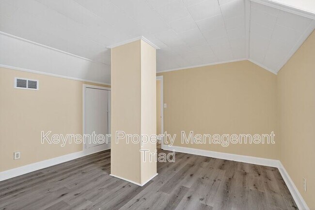 Building Photo - 506 Rocky Knoll Rd