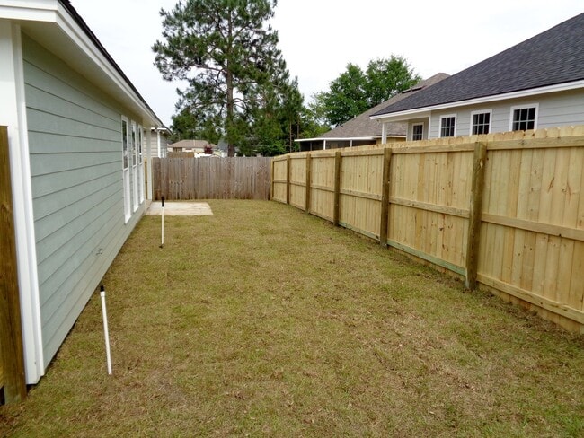 Building Photo - Spacious 4BR Home with Open Split Floor Plan, Granite Kitchen & Fenced Yard