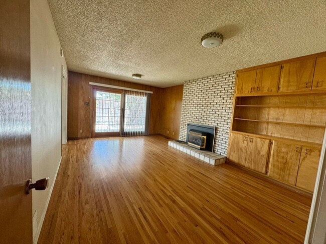 Building Photo - Well-maintained Northeast Gem!