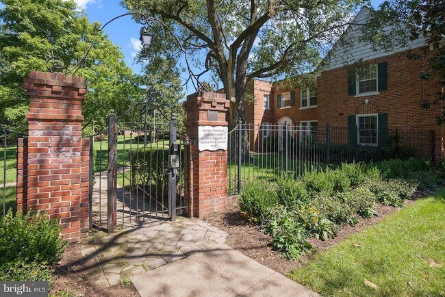 Building Photo - 1721 Queens Ln