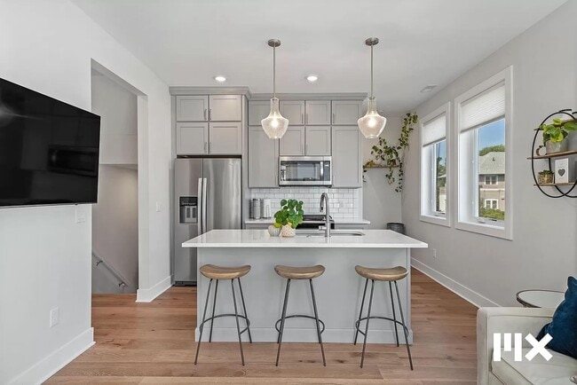 Building Photo - 627 Fairview Ave NE