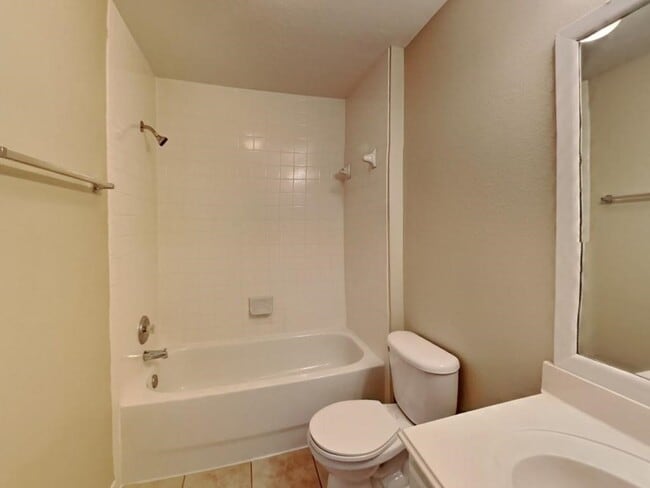 Building Photo - 439 Pinewood Ridge Dr