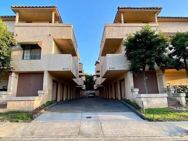 Building Photo - 6033 Estelle St