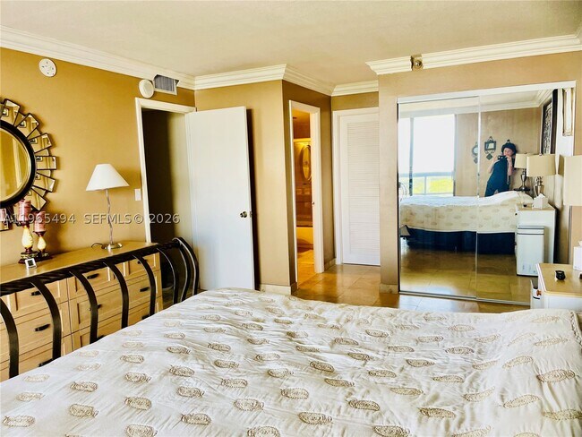 Building Photo - 2555 Collins Ave