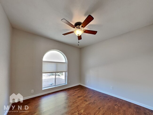 Building Photo - 725 W Utopia Rd