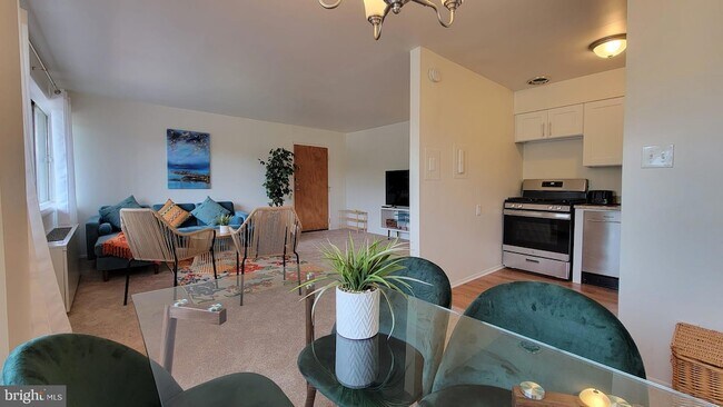 Building Photo - 1501 S George Mason Dr