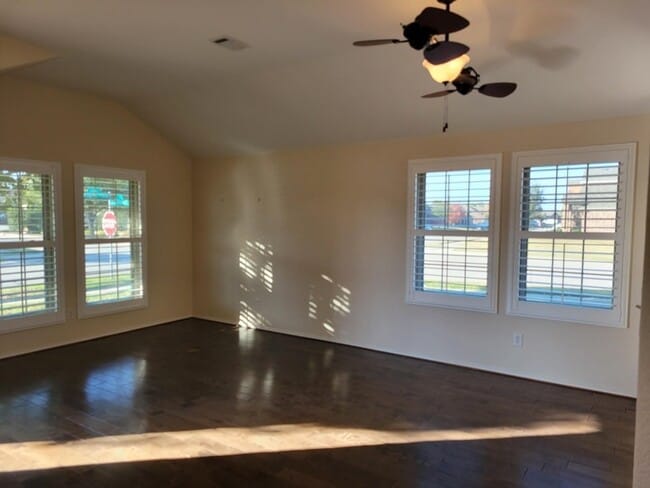 Building Photo - 1001 English Ivy Dr