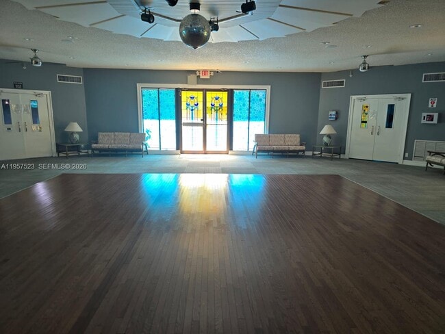 Building Photo - 5151 W Oakland Park Blvd