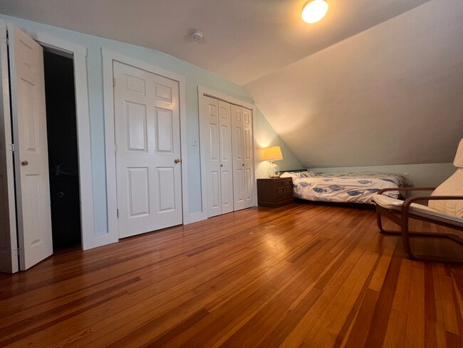 Building Photo - 26 Poplar St