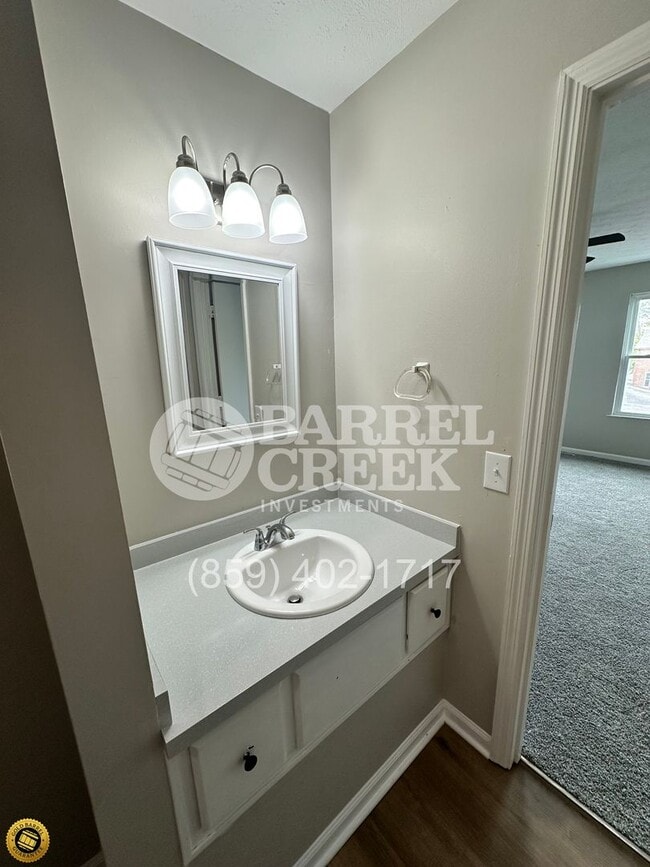 Building Photo - 2-Bed 1.5-Bath Townhome