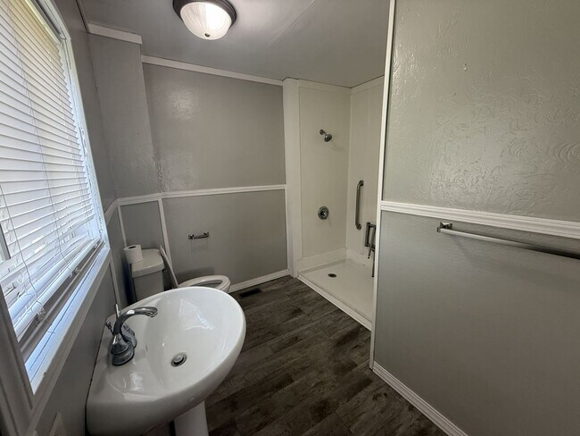 Building Photo - 2 Bed House w/ Ramp Access and Fenced in Back Yard + Walk In Shower