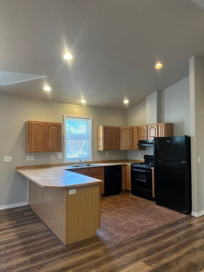 Building Photo - 245 NW Tumalo Ave