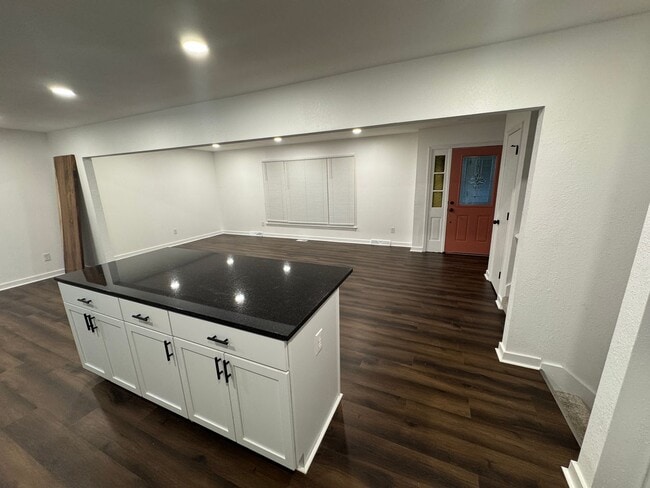 Building Photo - Stunning 4 Bed Newly remodeled!