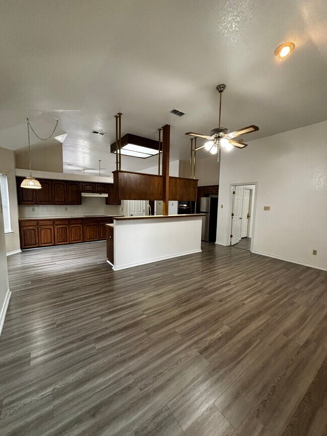 Building Photo - 13410 Alcanfor