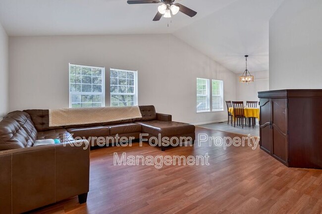 Building Photo - 5456 Oak Leaf Cir