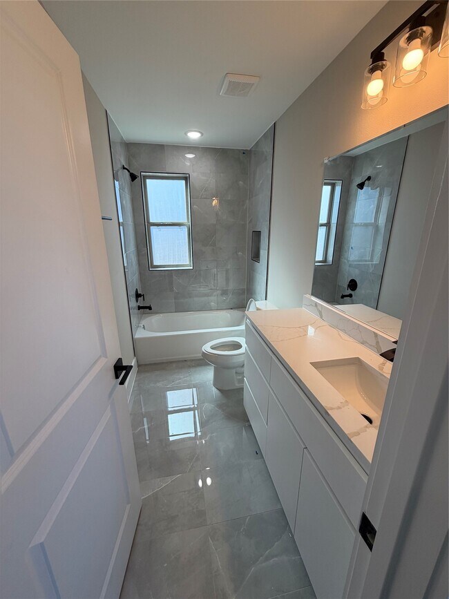 Building Photo - 20003 Venetto St