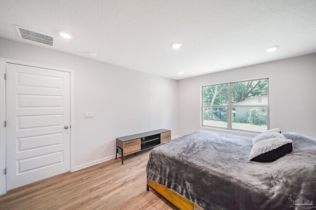 Building Photo - 6347 Burrow Ln