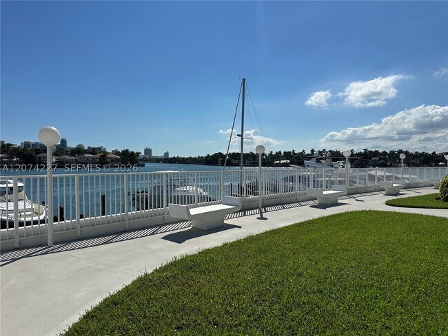 Building Photo - 900 Bay Dr E