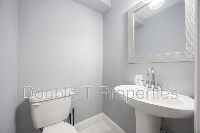 Building Photo - 10 N Ellwood Ave