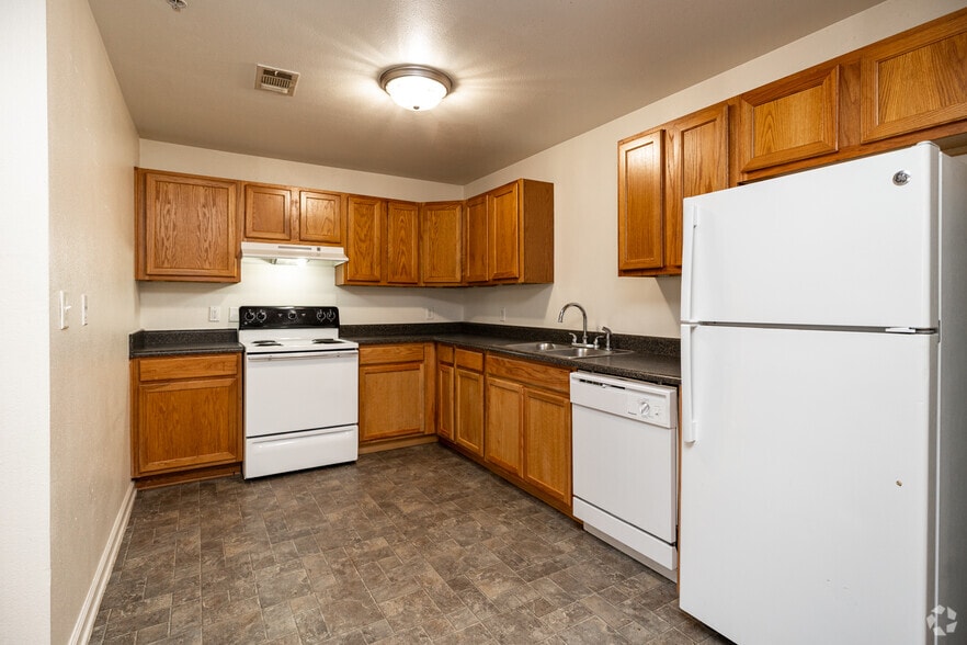 3BR, 2BA - 1,452SF - Kitchen - Oak Crest Apartments