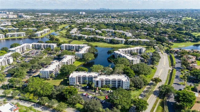 Building Photo - 9340 Lagoon Pl