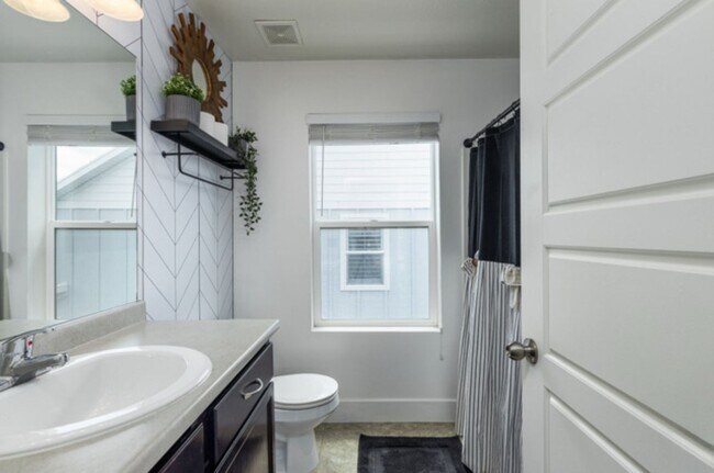 Building Photo - Modern 3-Bed Home with Finished Basement