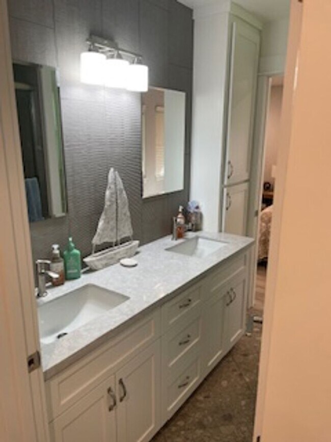 Building Photo - 1481 Hollister Ln