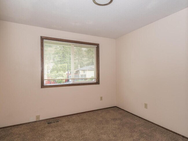 Building Photo - 1475 SW Orchard Ave