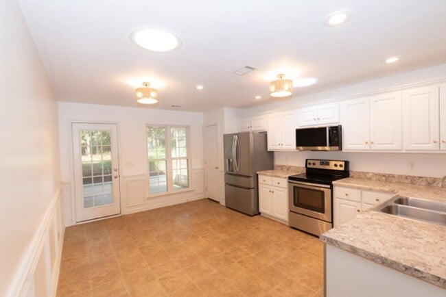 Building Photo - Charming 3-Bedroom, 2-Bath Home with Vaulted Ceilings and Open Floor Plan!