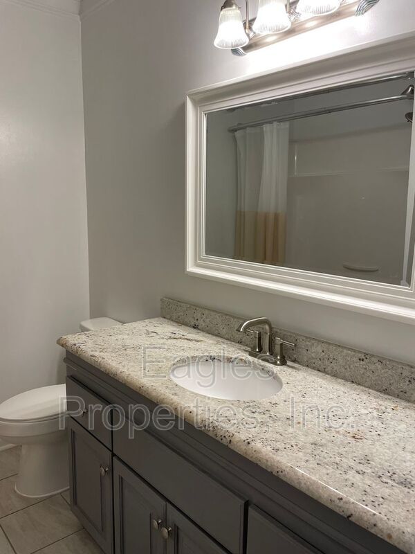Building Photo - 608 Adler Ln