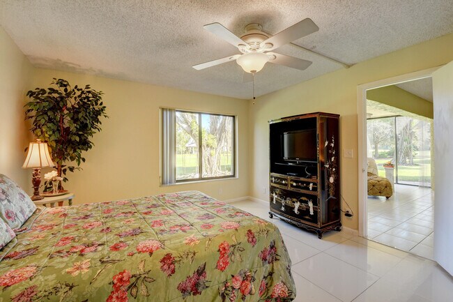Building Photo - 5673 Fairway Park Dr