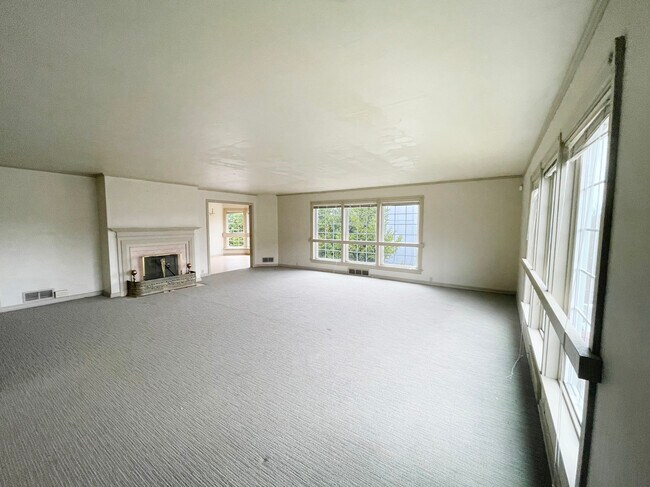 Building Photo - 905 NE C St