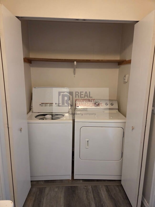 Building Photo - Check out this adorable 2.0 bedroom, 2.5 b...