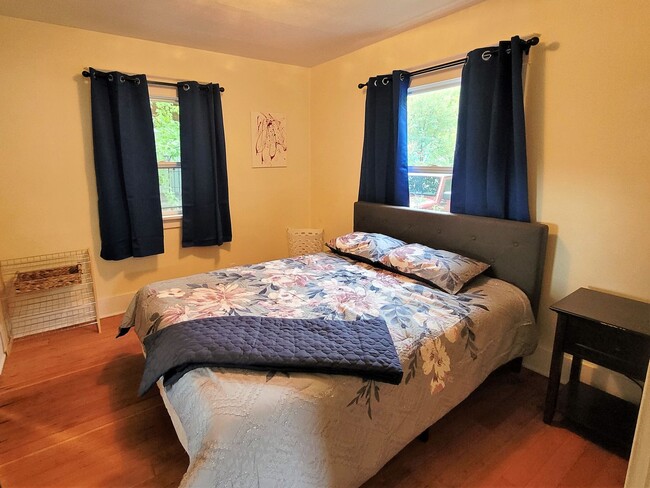 Building Photo - Charming Bungalow In the Heart of Downtown, Furnished 2 Bedroom/1 Bath.