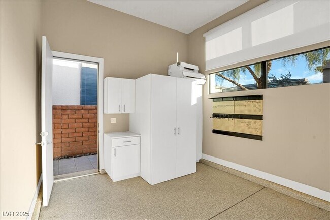 Building Photo - 32 Hunting Horn Dr