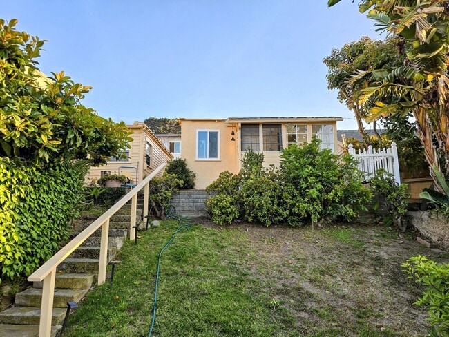 Building Photo - Welcome to your beautiful beach cottage, perfectly situated in Ocean Beach!
