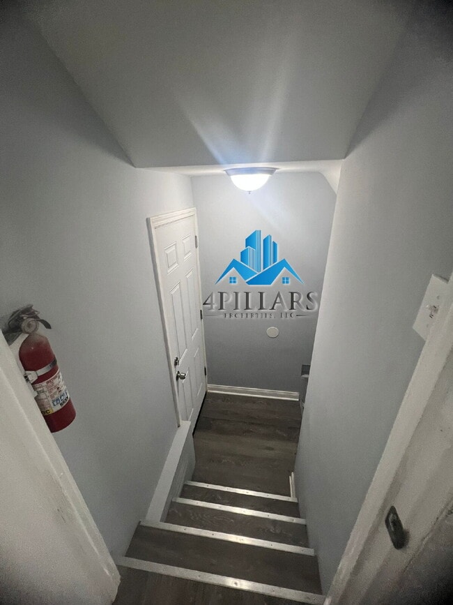 Building Photo - "Charming 2-Bedroom Gem with Finished Basement & Gleaming Hardwood Floors in Hammond!"