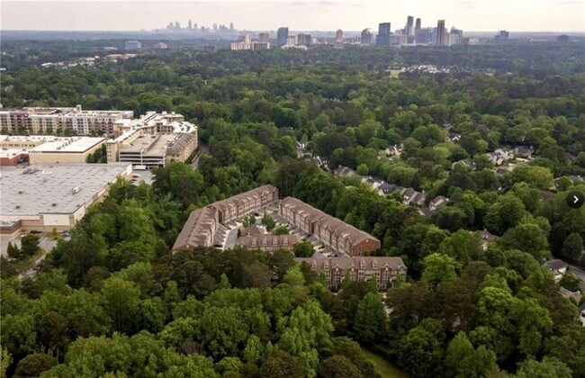 Building Photo - 2910 Hermance Dr NE