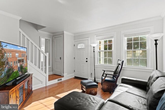 Building Photo - 510 E Nelson Ave