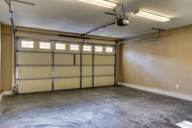 Building Photo - FULLY FURNISHED!!! GREAT FOR CORPORATE HOU...